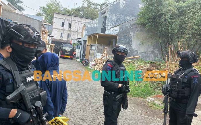 Pascapenangkapan Teroris di Kota Batu, Tim Gabungan Temukan Bahan Kimia Pembuat Bahan Peledak Pascapenangkapan Teroris di Kota Batu, Tim Gabungan Temukan Bahan Kimia Pembuat Bahan Peledak