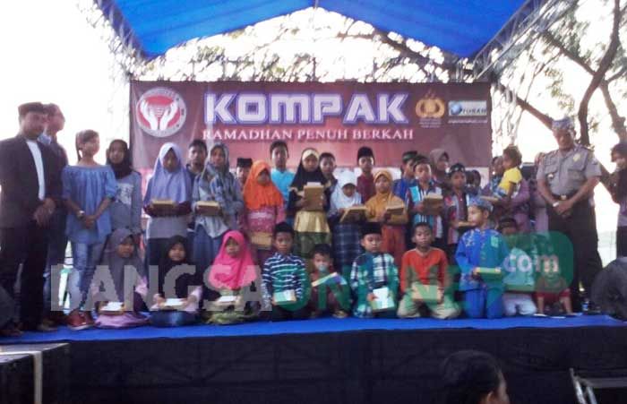 Komunitas Musisi Dangdut di Bangilan Santuni Yatim dan Bagi-bagi Takjil Komunitas Musisi Dangdut di Bangilan Santuni Yatim dan Bagi-bagi Takjil