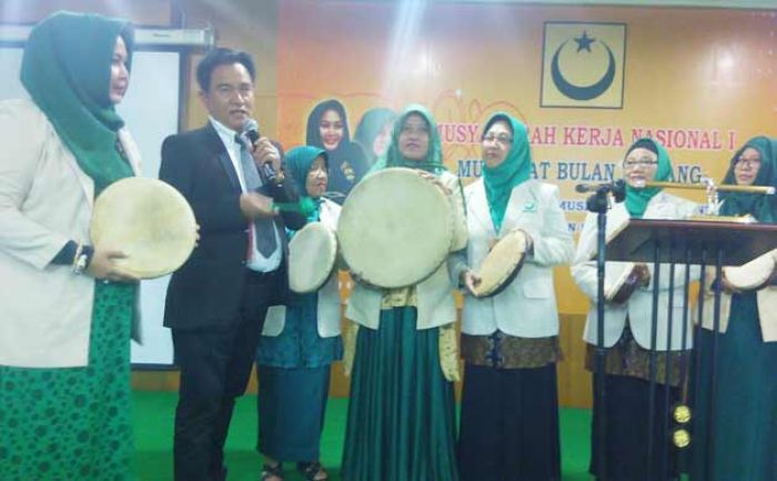 Yusril Berharap Muslimat Bulan Bintang Tambah Suara PBB Yusril Berharap Muslimat Bulan Bintang Tambah Suara PBB