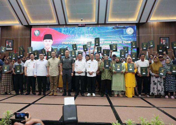 Pemerintah Terbitkan SHM untuk Warga yang Direlokasi dari Pulau Rempang ke Tanjung Banon Pemerintah Terbitkan SHM untuk Warga yang Direlokasi dari Pulau Rempang ke Tanjung Banon