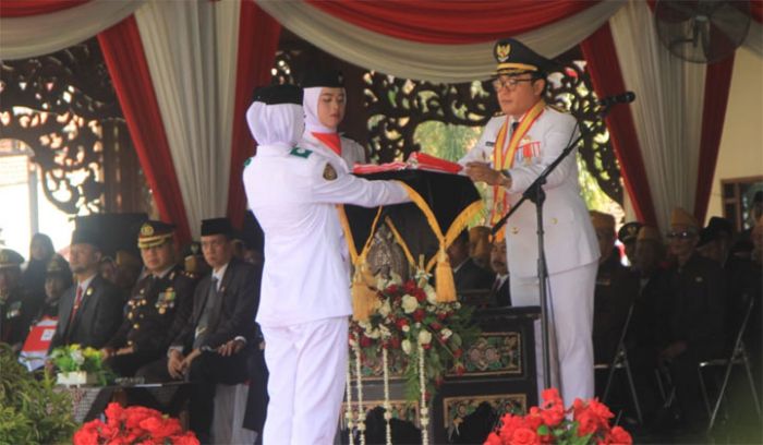 Bupati Pamekasan Pimpin Upacara Detik-detik Proklamasi Hari Kemerdekaan RI ke-74 Bupati Pamekasan Pimpin Upacara Detik-detik Proklamasi Hari Kemerdekaan RI ke-74