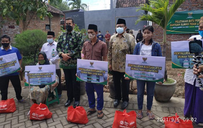 Gandeng Pemkot Probolinggo, Baznas Jatim Bedah Rumah Warga dan Beri Bantuan 50 Ekor Kambing 