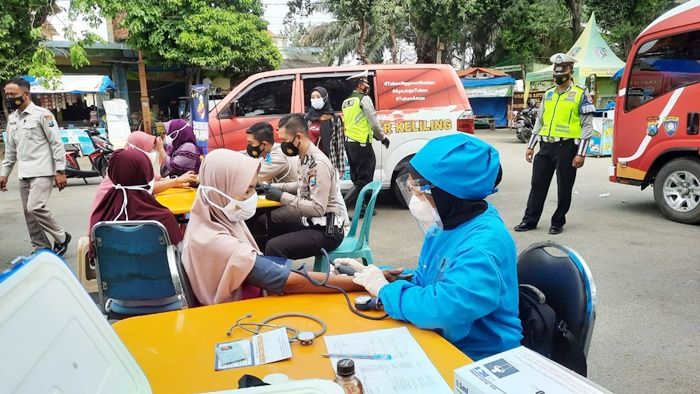 Rela Blusukan, Satlantas Polres Tuban Vaksinasi Puluhan Tunawisma di Kawasan Pantai Boom Rela Blusukan, Satlantas Polres Tuban Vaksinasi Puluhan Tunawisma di Kawasan Pantai Boom