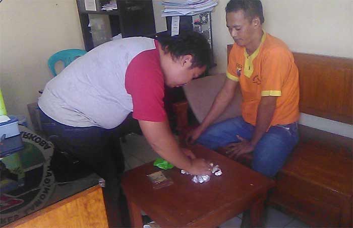 Edarkan Pil Koplo, Pedagang Sayur Keliling di Lamongan Diringkus Polisi Edarkan Pil Koplo, Pedagang Sayur Keliling di Lamongan Diringkus Polisi