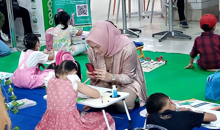 Tingkatkan Jumlah Pembeli di Bazar UMKM, Wakil Wali Kota Madiun Buka Lomba Mewarnai