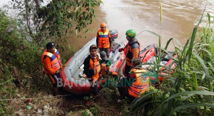 Hari Ketiga Pencarian Tim SAR, Tubuh Pekerja Jembatan Sungai Brantas Belum Ditemukan