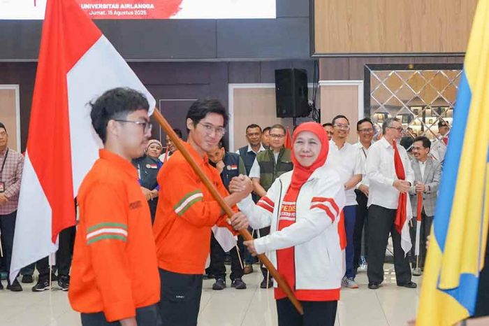Peringati HUT RI ke-80, Khofifah dan Rektor Unair Lepas Wanala Kibarkan Bendera ke Puncak Arjuno