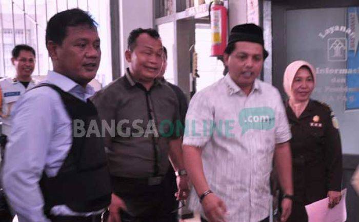 Ditahan dan Dijerat Kasus ITE, Pegiat Anti Korupsi di Situbondo Anggap Kasusnya Dipolitisir Ditahan dan Dijerat Kasus ITE, Pegiat Anti Korupsi di Situbondo Anggap Kasusnya Dipolitisir