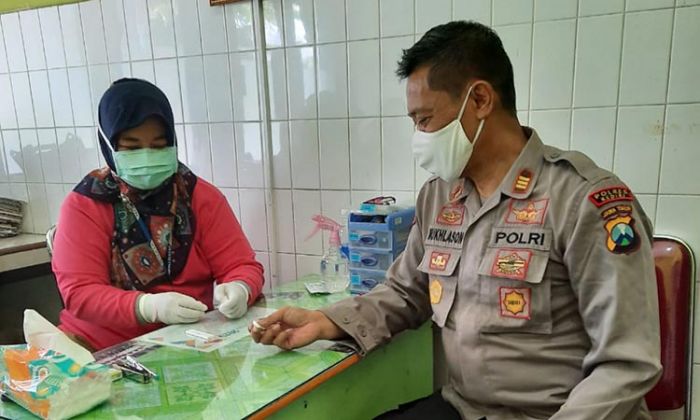 Antisipasi Penyebaran Covid-19, Kapolsek Ngadiluwih dan Jajaran Jalani Rapid Test