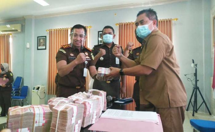 Kejari Lamongan Serahkan Uang Sitaan Hasil Korupsi Dana Hibah Pilkada Lamongan 2015 Kejari Lamongan Serahkan Uang Sitaan Hasil Korupsi Dana Hibah Pilkada Lamongan 2015