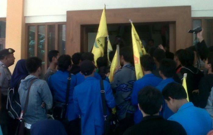 PMII Lakukan Swepping di Gedung DPRD Bojonegoro PMII Lakukan Swepping di Gedung DPRD Bojonegoro