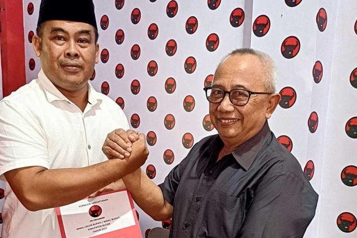 Mantan Wabup Bondowoso Ambil Formulir Penjaringan Calon Bupati di DPC PDIP Blitar Mantan Wabup Bondowoso Ambil Formulir Penjaringan Calon Bupati di DPC PDIP Blitar