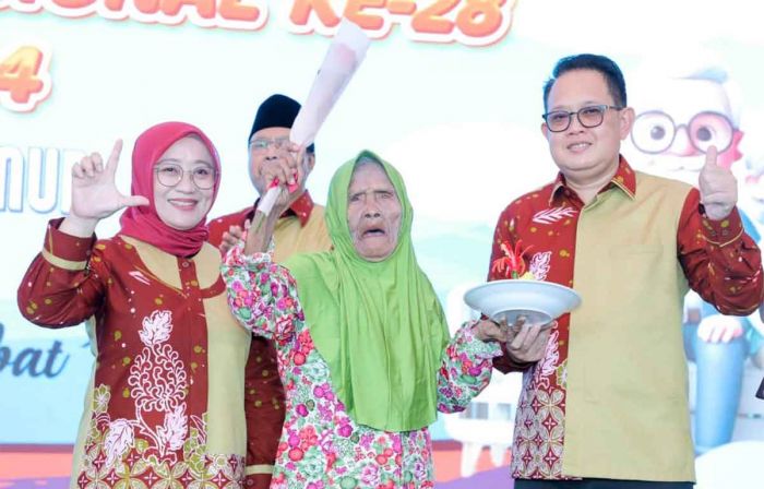Pj Gubernur Jatim Peringati HLUN 2024 Bersama 400 Lansia Pj Gubernur Jatim Peringati HLUN 2024 Bersama 400 Lansia