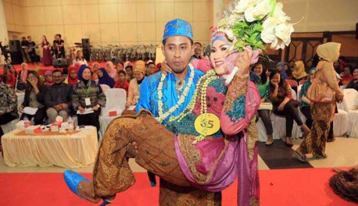 Lomba Rias Pengantin di Surabaya, Diwarnai Gendong dan Cium Pasangan