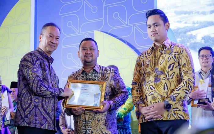 Bupati Gresik Terima Penghargaan dari Kemenperin Bupati Gresik Terima Penghargaan dari Kemenperin