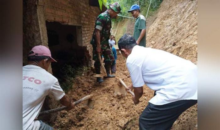 Bencana Longsor Labrak Dinding Rumah Warga di Tulakan Pacitan Bencana Longsor Labrak Dinding Rumah Warga di Tulakan Pacitan