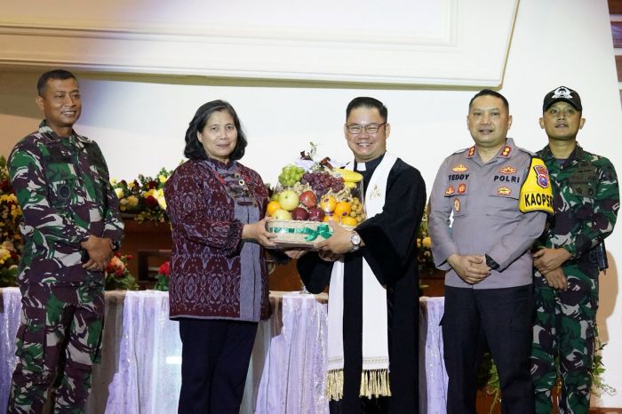 Kunjungi Gereja di Malam Natal Bersama Forkopimda dan FKUB, Ini Pesan Pj Wali Kota Kediri