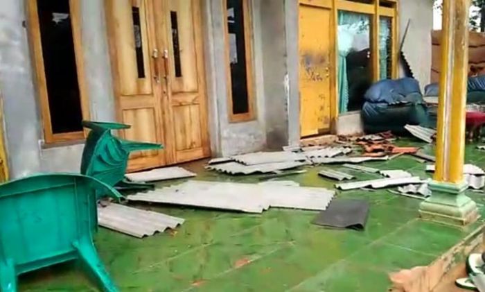 Angin Puting Beliung Rusak Rumah Warga di Tebul Timur Pamekasan Angin Puting Beliung Rusak Rumah Warga di Tebul Timur Pamekasan