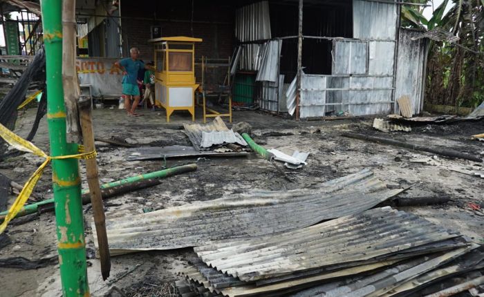 Si Jago Merah Lalap Warung Soto di Jombang, Diduga Dibakar OTK Si Jago Merah Lalap Warung Soto di Jombang, Diduga Dibakar OTK
