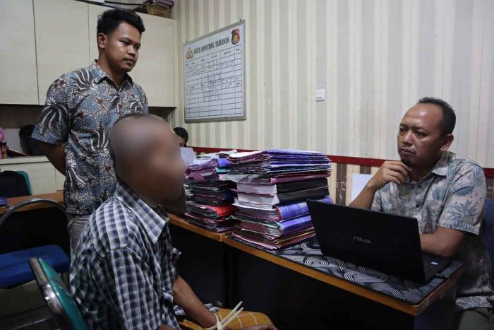 Bejat, Seorang Ayah di Bangkalan Gagahi Anak Angkatnya Bejat, Seorang Ayah di Bangkalan Gagahi Anak Angkatnya