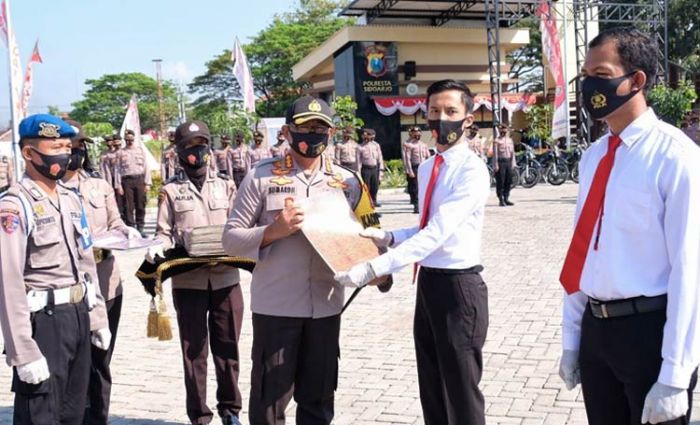 Kapolresta Sidoarjo Berikan Penghargaan 40 Anggotanya Kapolresta Sidoarjo Berikan Penghargaan 40 Anggotanya