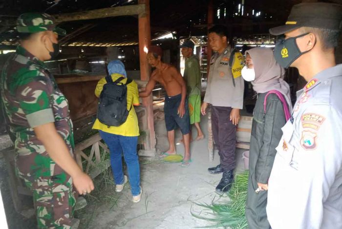 Antisipasi Penyebaran PMK, Polsek Pitu Vaksin Ratusan Hewan Ternak di Ngawi Antisipasi Penyebaran PMK, Polsek Pitu Vaksin Ratusan Hewan Ternak di Ngawi