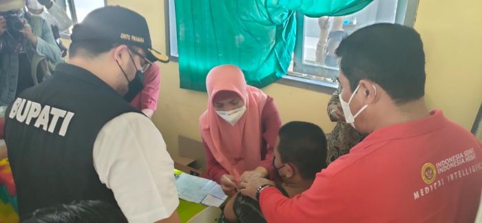 Didampingi Bupati Kediri, Kepala BIN Jatim Tinjau Vaksinasi Pelajar Dosis Kedua Didampingi Bupati Kediri, Kepala BIN Jatim Tinjau Vaksinasi Pelajar Dosis Kedua