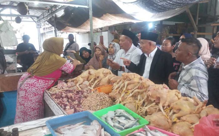 Jualannya Diborong Kiai Asep, Pedagang Pasar Pugeran: Kami Setia Coblos Paslon Mubarok Jualannya Diborong Kiai Asep, Pedagang Pasar Pugeran: Kami Setia Coblos Paslon Mubarok