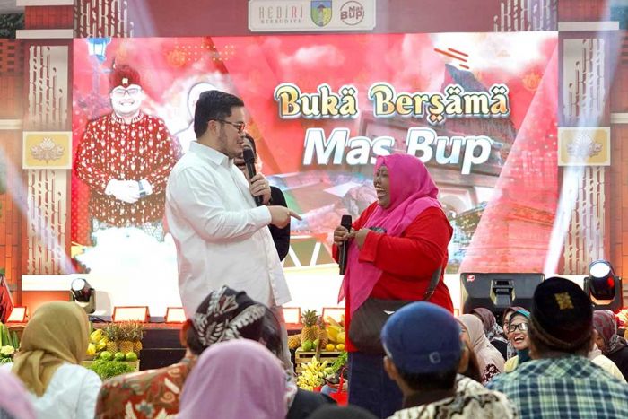 Buka Bersama Warga Kediri, Dhito Dengarkan Keluh Kesah hingga Berikan Bantuan Langsung Buka Bersama Warga Kediri, Dhito Dengarkan Keluh Kesah hingga Berikan Bantuan Langsung