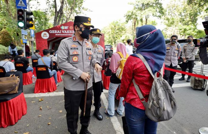 Kapolda Jatim Ajak Masyarakat Bersama-sama Ciptakan Herd Immunity Kapolda Jatim Ajak Masyarakat Bersama-sama Ciptakan Herd Immunity