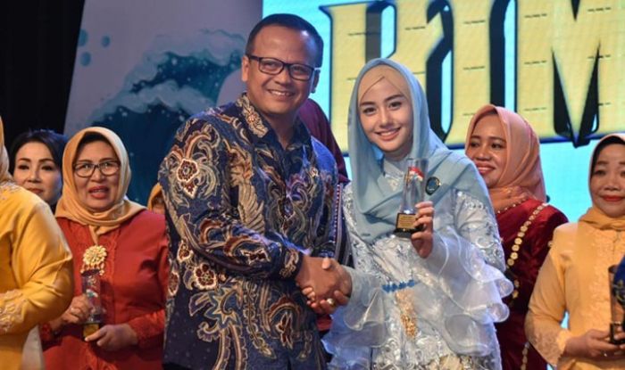 Novita Nur Arifin Terima Penghargaan Himpaudi Award 2019 Novita Nur Arifin Terima Penghargaan Himpaudi Award 2019