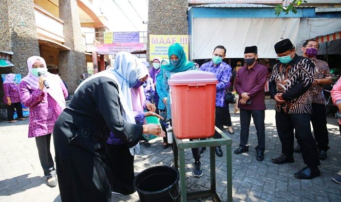 Peringati Hari Mencuci Tangan Sedunia, Ketua TP PKK Kota Kediri Kampanye ke Pasar Peringati Hari Mencuci Tangan Sedunia, Ketua TP PKK Kota Kediri Kampanye ke Pasar