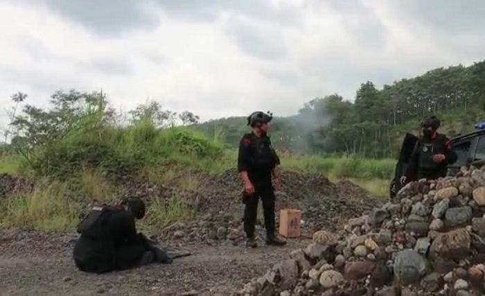 Jihandak Brimob Polda Jatim Ledakkan 26 Granat di Aliran Lahar Gunung Kelud