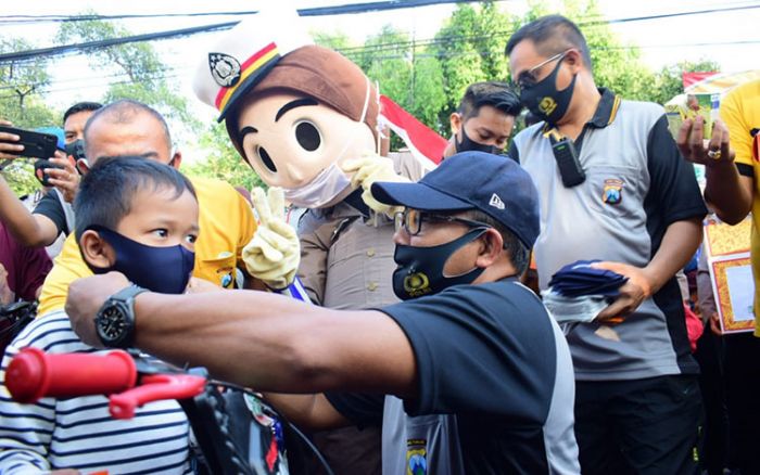 Humanis, Polresta Sidoarjo Bersama Forkopimda Bagikan Masker dan Vitamin ke Masyarakat Humanis, Polresta Sidoarjo Bersama Forkopimda Bagikan Masker dan Vitamin ke Masyarakat