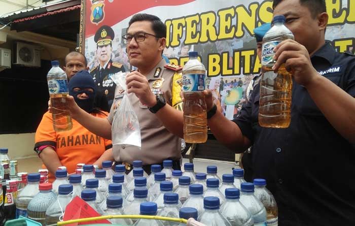 Racik Miras Murah Gunakan Madu dan Air, Ibu Rumah Tangga di Blitar Diciduk Polisi Racik Miras Murah Gunakan Madu dan Air, Ibu Rumah Tangga di Blitar Diciduk Polisi