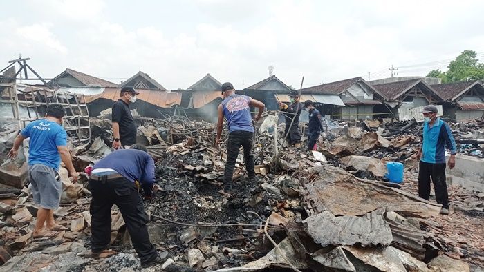 Cari Penyebab Kebakaran, Tim Labfor Polda Jatim Gelar Olah TKP di Pasar Ngadiluwih Kediri Cari Penyebab Kebakaran, Tim Labfor Polda Jatim Gelar Olah TKP di Pasar Ngadiluwih Kediri