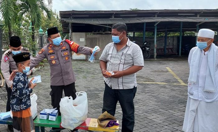 Bagi-Bagi Masker, Kapolsek Gedangan Edukasi Warga Soal Prokes 5M Bagi-Bagi Masker, Kapolsek Gedangan Edukasi Warga Soal Prokes 5M