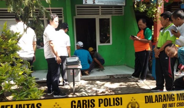 Penyebab Lantai Ruang UKS SDN Tropodo Panas, Ternyata Ada Aliran Listrik Penyebab Lantai Ruang UKS SDN Tropodo Panas, Ternyata Ada Aliran Listrik