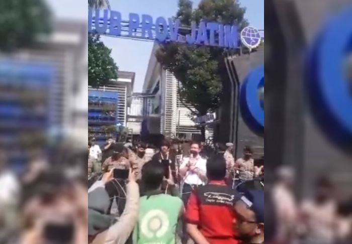 Selain Kantor Aplikator, Dishub Jatim Digeruduk Ribuan Ojol Selain Kantor Aplikator, Dishub Jatim Digeruduk Ribuan Ojol