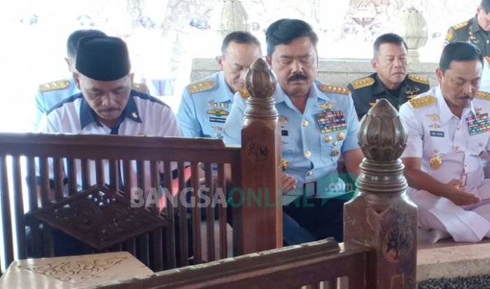 Jelang HUT ke 74 Panglima TNI Nyekar ke Makam Bung Karno Jelang HUT ke 74 Panglima TNI Nyekar ke Makam Bung Karno