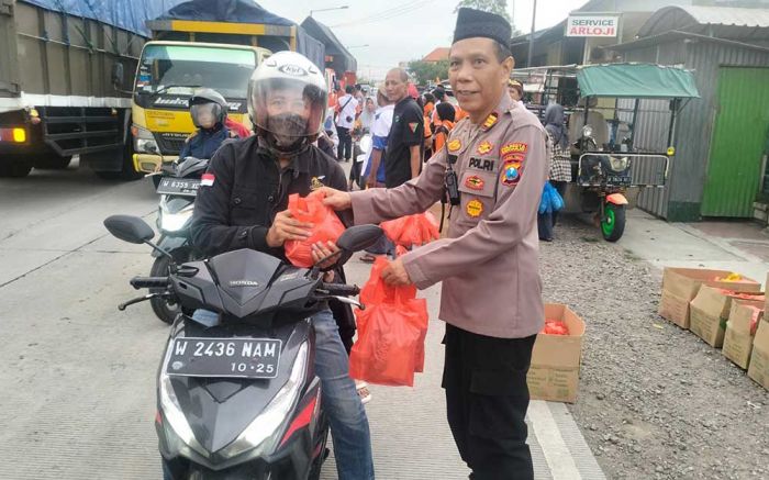 Polsek Krembung - Orari Sidoarjo Bagikan 600 Takjil untuk Pengendara Polsek Krembung - Orari Sidoarjo Bagikan 600 Takjil untuk Pengendara