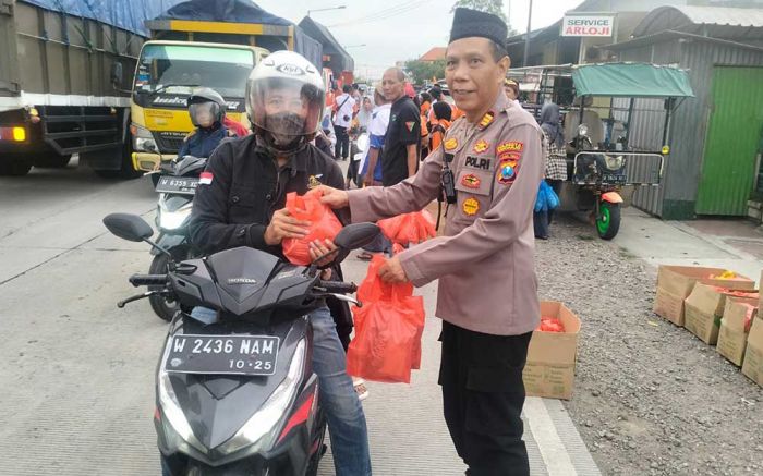 Polsek Krembung - Orari Sidoarjo Bagikan 600 Takjil untuk Pengendara