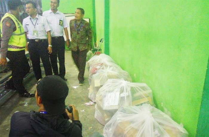Embarkasi Surabaya Amankan Ratusan Rokok dari Koper JCH Kloter 13 Embarkasi Surabaya Amankan Ratusan Rokok dari Koper JCH Kloter 13
