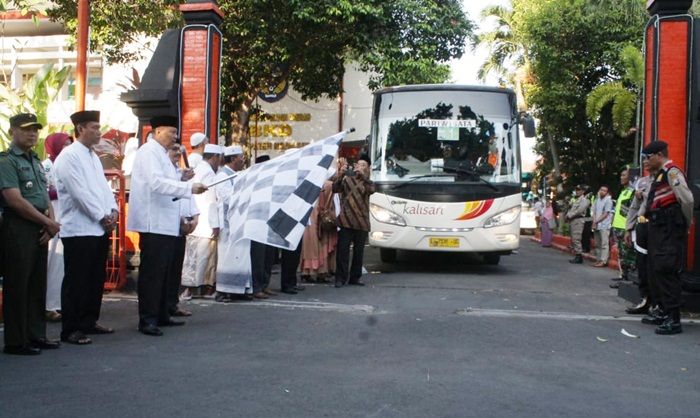 Disaksikan Ratusan Pengantar, Pj Bupati Nganjuk Lepas JCH Kloter 59