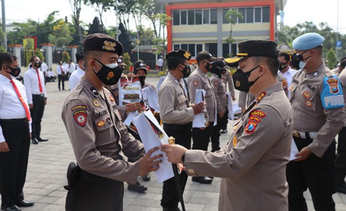 Kapolres Gresik Beri Reward 15 Anggota Berprestasi