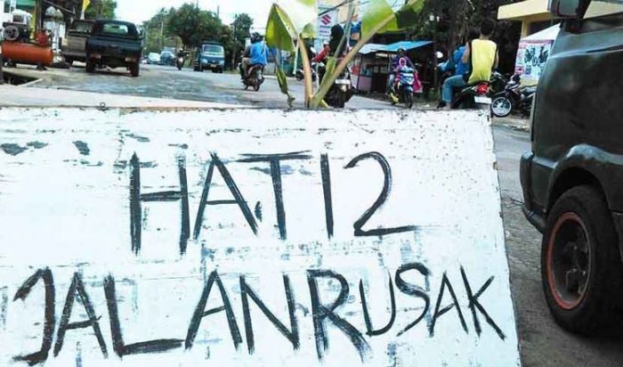 Imbas Refocusing Anggaran, DPU Bina Marga Hanya Pasang Rambu di Jalan Rusak