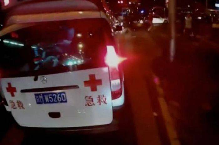 Bantu Ambulan Lewat, Pria ini Malah Dituding Langgar Peraturan Bantu Ambulan Lewat, Pria ini Malah Dituding Langgar Peraturan
