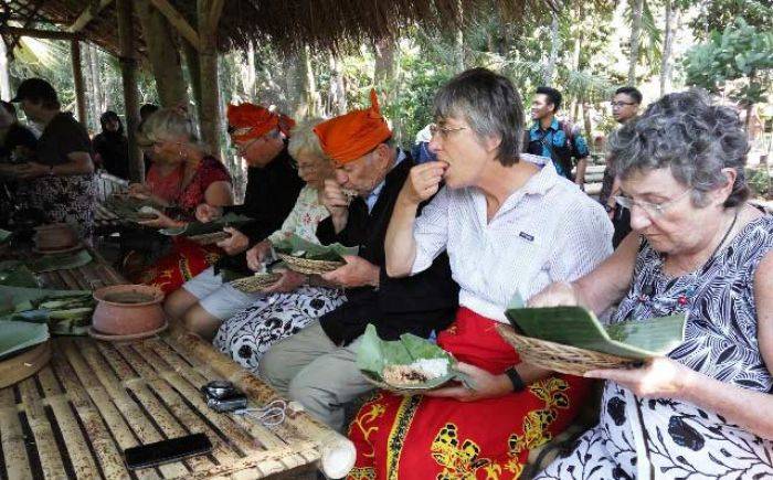 Rombongan Turis Amerika Kerasan di Desa Wisata Kemiren Banyuwangi Rombongan Turis Amerika Kerasan di Desa Wisata Kemiren Banyuwangi