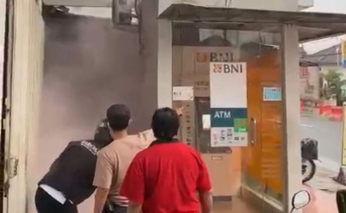 Diduga Korsleting Listrik, ATM BNI di Kademangan Blitar Nyaris Terbakar Diduga Korsleting Listrik, ATM BNI di Kademangan Blitar Nyaris Terbakar