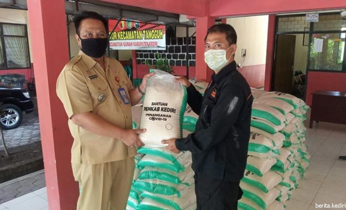 Bantuan Beras Bagi Warga Terdampak Covid-19 di Kabupaten Kediri Terus Mengalir Bantuan Beras Bagi Warga Terdampak Covid-19 di Kabupaten Kediri Terus Mengalir